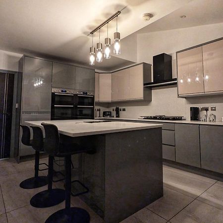 Beautiful 5 Bedroom Home Sleeps 12 People In Manchester Buitenkant foto