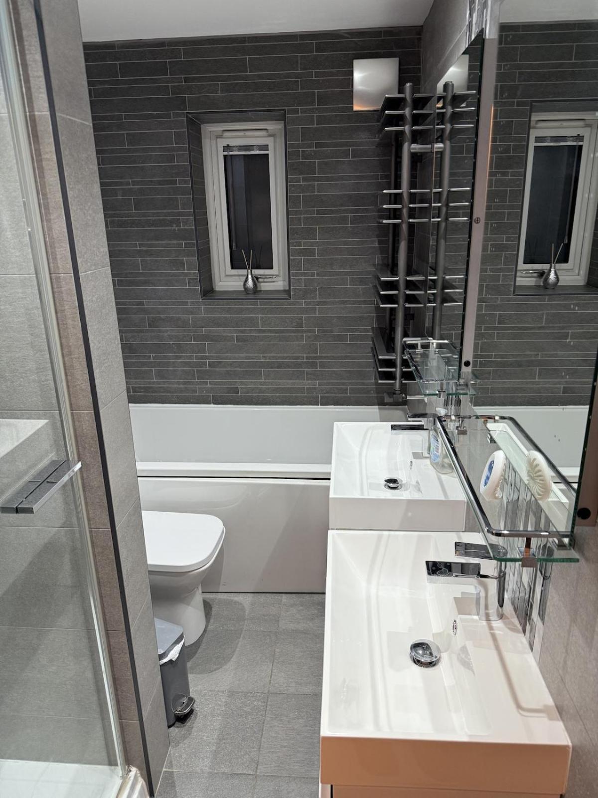 Beautiful 5 Bedroom Home Sleeps 12 People In Manchester Buitenkant foto